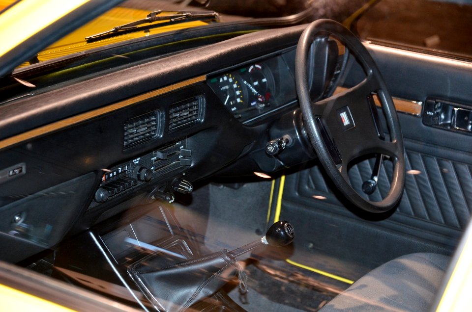 Isuzu Plaza Isuzu Gemini PF50 LT interior