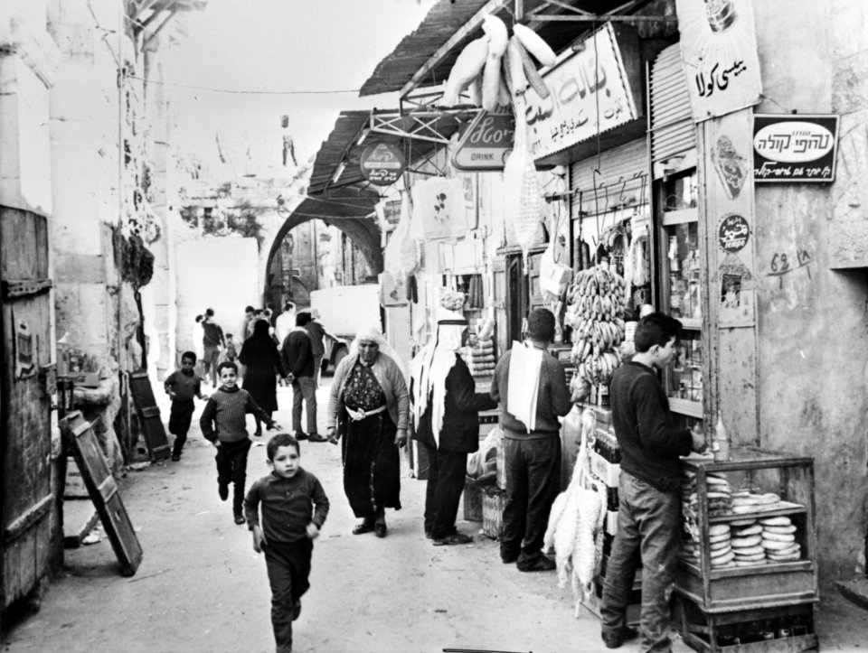 Israel straat in Jeruzalem met Arabieren, Bestanddeelnr 923-5164