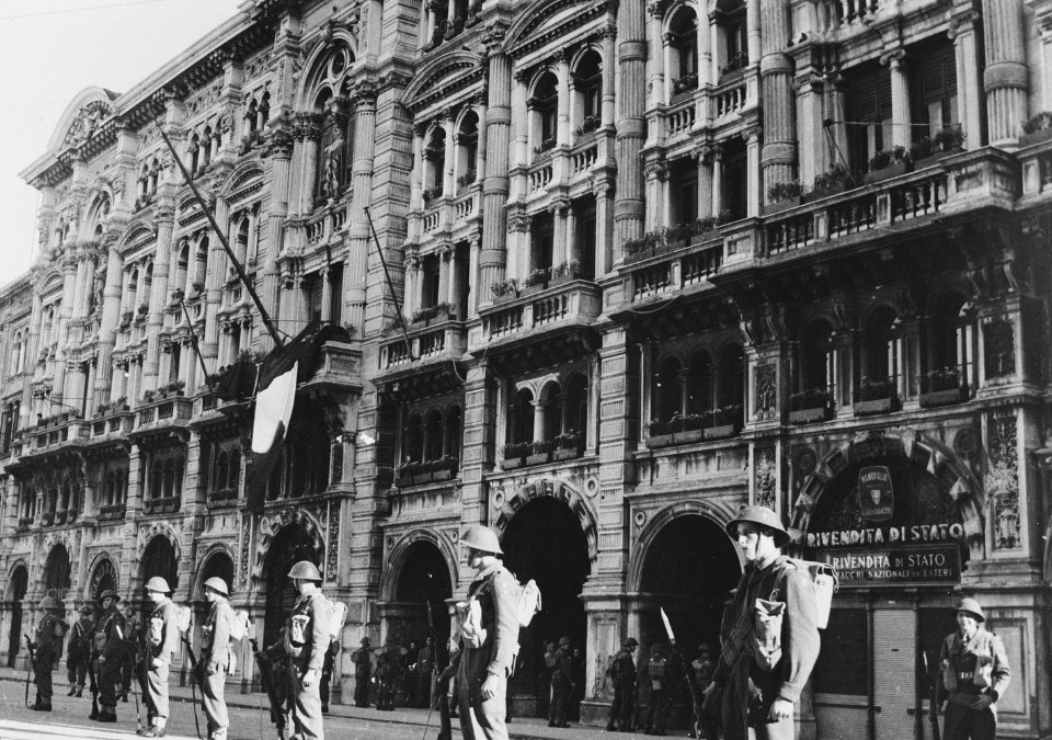 Italiaanse vlag gehesen op stadhuis te Triest, Bestanddeelnr 906-0931