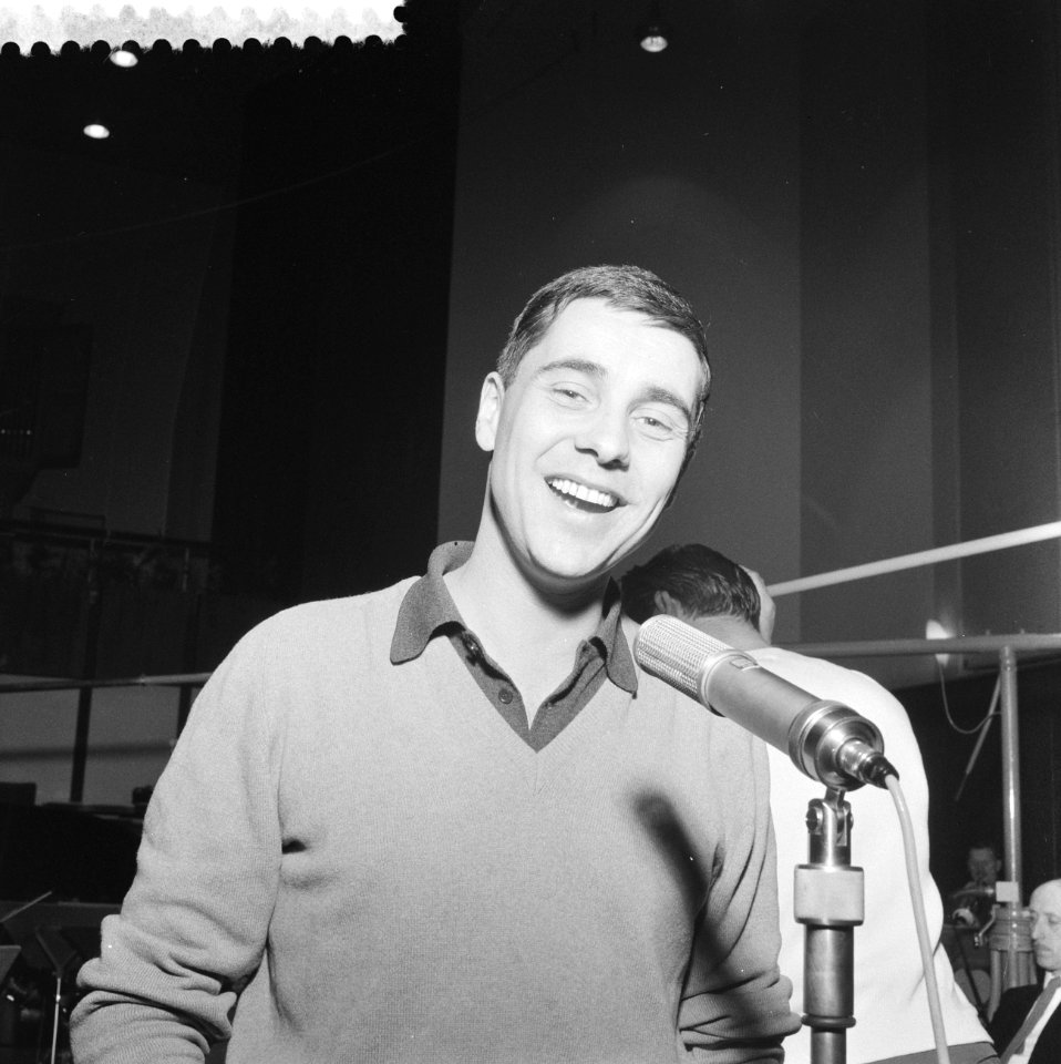 Isan Philippe ( oui oui oui ) zingt in het radioprogramma Week uit Week, Bestanddeelnr 911-1044