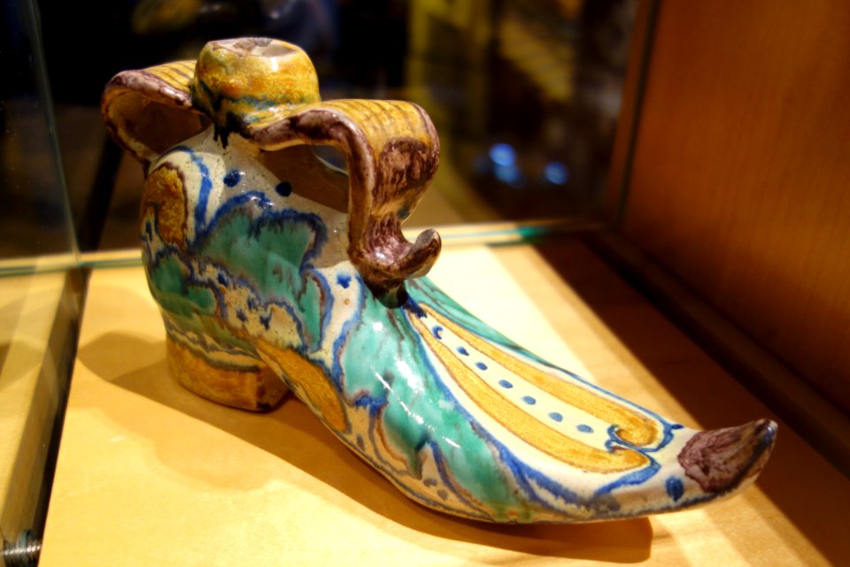 Italian handwarmer with double handles, c. 1690, majolica - Bata Shoe Museum - DSC00300