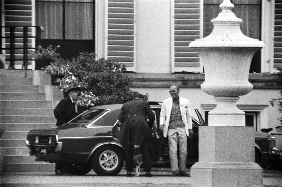 Ivm Rapport Donner aankomst koningin Juliana en Prins Bernhard voor Paleis So, Bestanddeelnr 928-7480