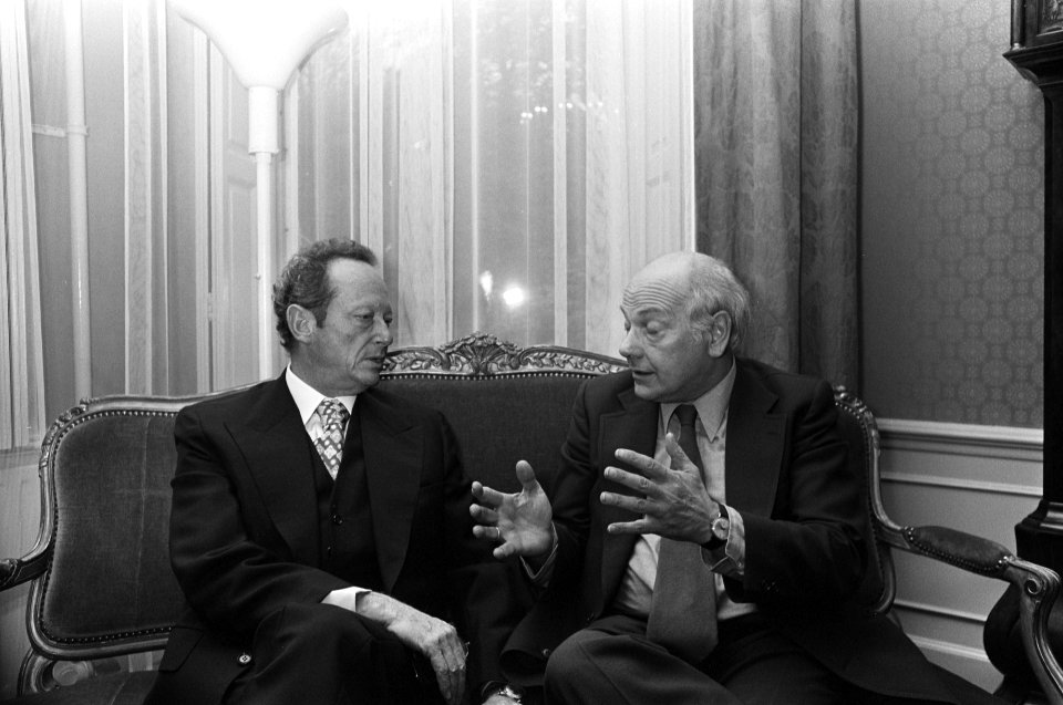 Israelische minister (Buitenlandse Zaken) Allon (links) bij premier Den Uyl, Bestanddeelnr 928-2631