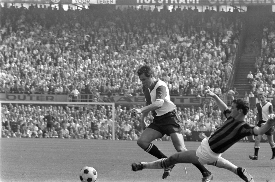 Israel (links, Feyenoord) en Overweg (DWS) in actie, Bestanddeelnr 921-6247