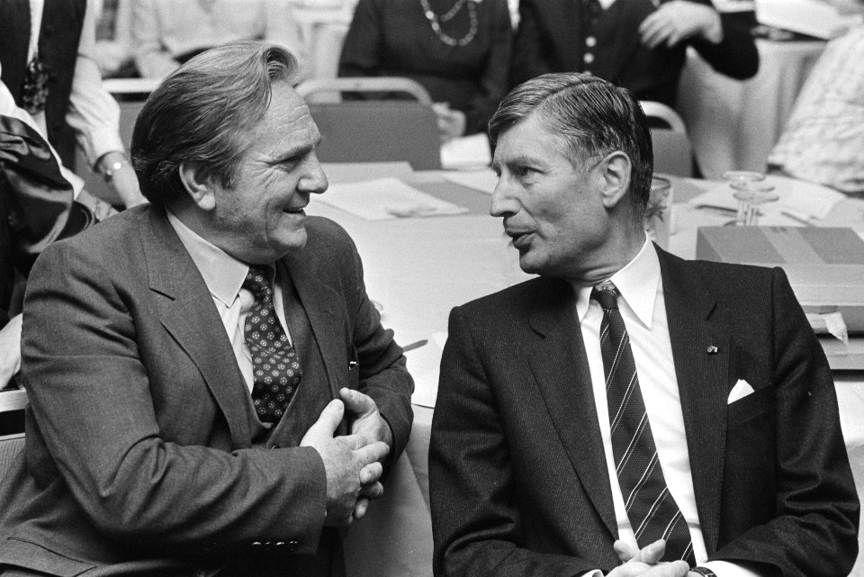 Israëlische ambassadeur Jacov Nechisthan (l) en premier Van Agt, Bestanddeelnr 932-3672