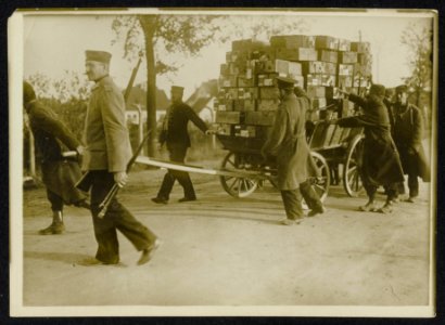 Italiaanse krijgsgevangenen vervoeren, bewaakt door een bewapende Duitse soldaat, Bestanddeelnr 158-0645