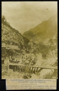 Italiaanse gevangenen passeren een buitgemaakt Italiaansch oorlogsmateriaal-park, Bestanddeelnr 158-1613