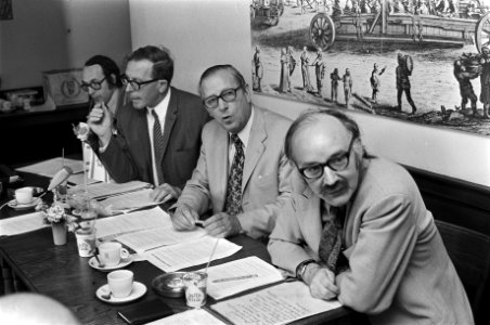 Israel Comite Nederland geeft persconferentie in Nieuwspo v.l.n.r. drs. J. Barne, Bestanddeelnr 927-2725