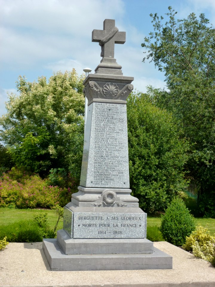 Isbergues Berguette (Pas-de-Calais) monument aux morts