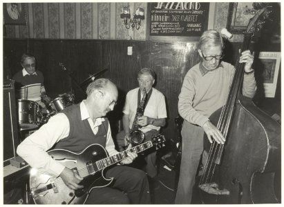 Jazz avond in Café Damiate in de Spekstraat 8 door het Kinheim Jazz Kwartet. V.l.n.r. Tjalling Hoogerhuys (drums), Harry Sonbroek (gitaar), Bobby 't Sas (saxofoon) en Ben Serné (contrabas)