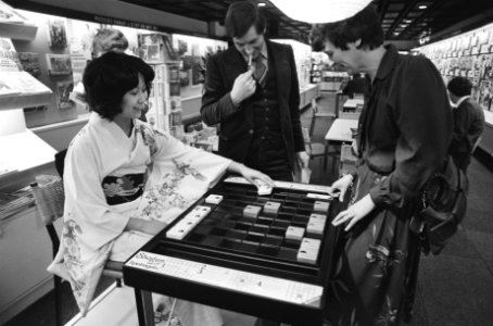 Japans spel Shogun genaamd wordt gedemonstreerd door een dame in kimono, Bestanddeelnr 930-1658