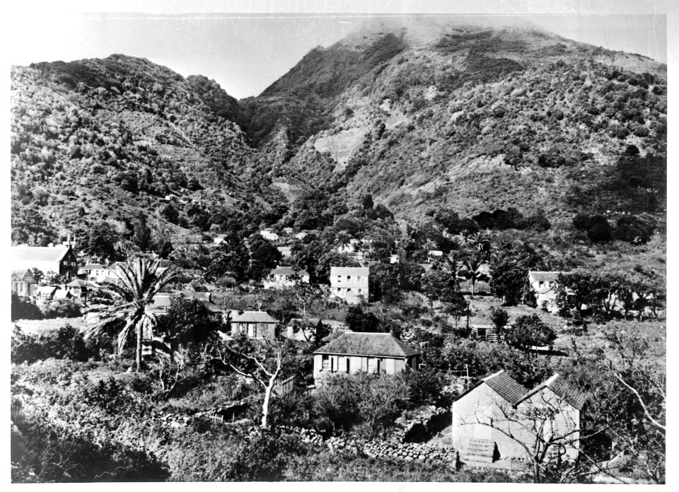 Island of Saba General view of The Bottom, capital of Saba, Bestanddeelnr 935-1473