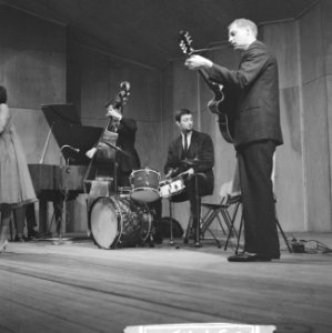 Jazz-concert AMVJ gebouw te Rotterdam, Wim Overgouw git, Bestanddeelnr 910-9745
