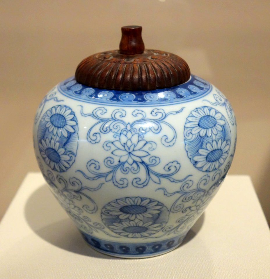 Jar, China, Qing Dynasty, Yongzheng period, 1723-1735, porcelain and wood - Chazen Museum of Art - DSC01643