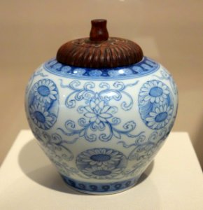Jar, China, Qing Dynasty, Yongzheng period, 1723-1735, porcelain and wood - Chazen Museum of Art - DSC01643
