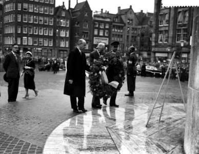 Isaac Ben Zwi, president van Israel, legt krans bij het Nationaal Monument, Bestanddeelnr 909-7194