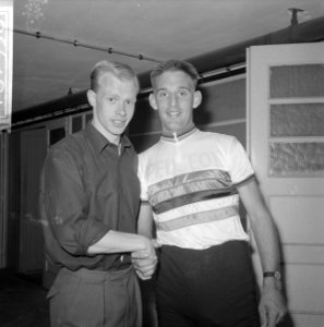Isaksson (links) feliciteert Tiemen Groen, Bestanddeelnr 918-1958