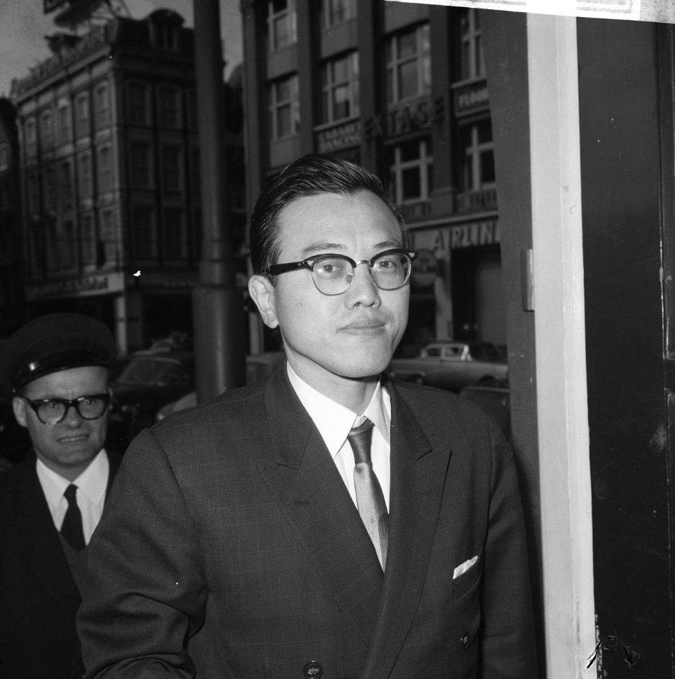Japanse ambassade attache de heer Nankajima op politiebur Leidseplein (in verban, Bestanddeelnr 918-1689