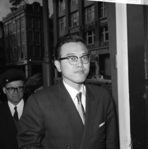 Japanse ambassade attache de heer Nankajima op politiebur Leidseplein (in verban, Bestanddeelnr 918-1689