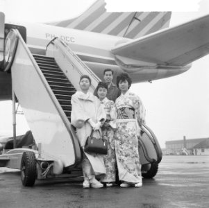 Japanse ambassadrices voor restaurant in Scheveningen, geposeerd op Schiphol, Bestanddeelnr 916-2009