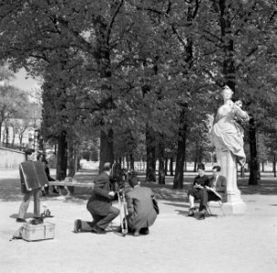 Japanse filmcrew in Le Jardin des Tuileries, Bestanddeelnr 254-0495
