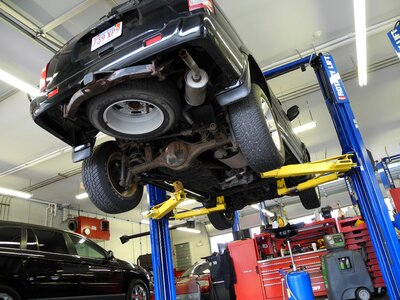 Mechanical auto repair shop repairs