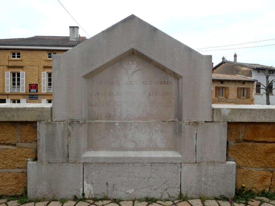 Jarnioux - Rue de l'Ombre - Buste d'Auguste Guinon - Arrière de la niche