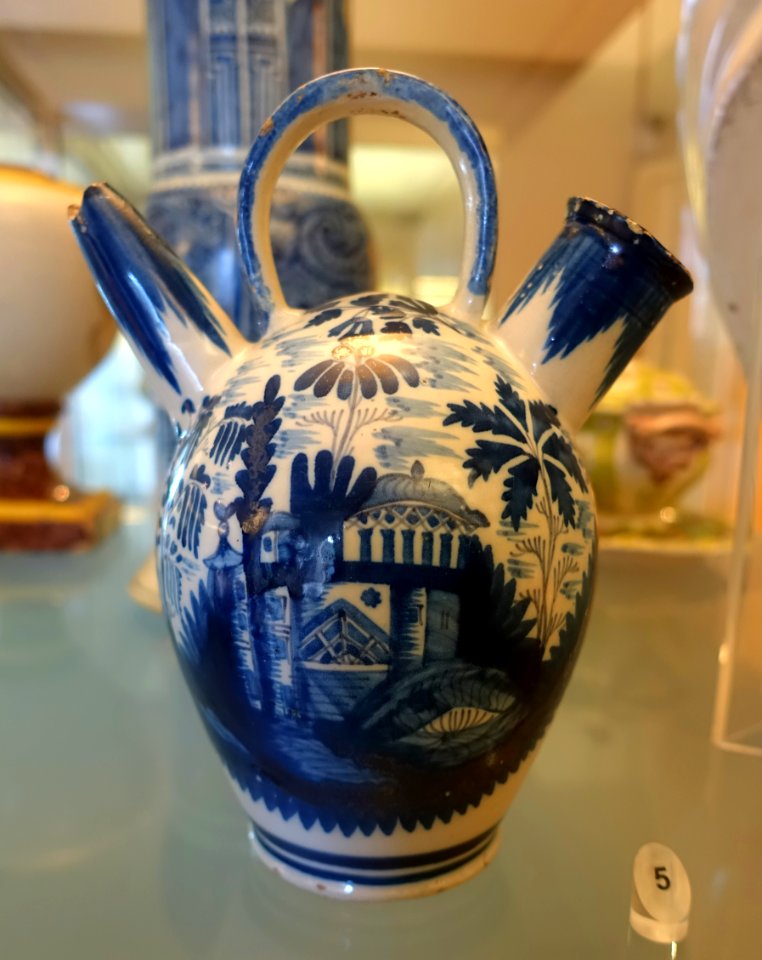 Jar, c. 1822-1850, faience - Fábrica de Miragaia - Museu Nacional de Soares dos Reis - Porto, Portugal - DSC00440