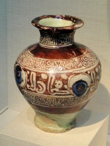 Jar, Rakka, Syria, late 12th - early 13th century AD, stonepaste painted underglaze with blue and overglaze with luster - Freer Gallery of Art - DSC05328
