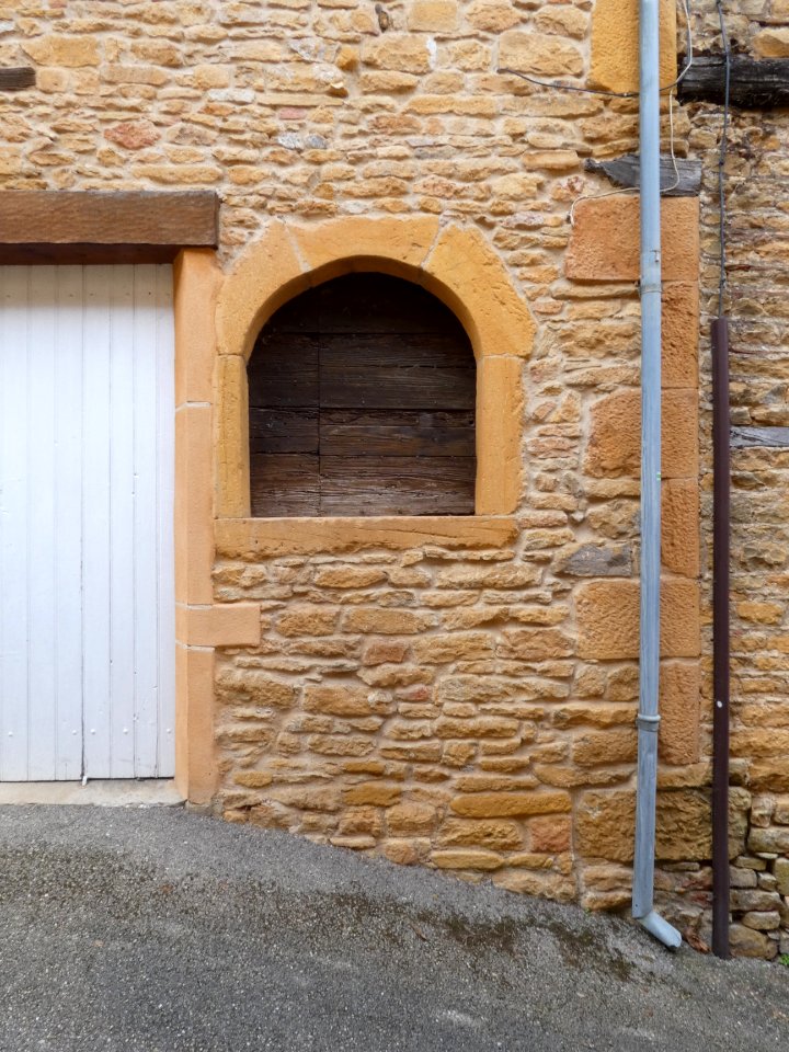 Jarnioux - Montée du Vintin - Fenêtre avec porte en bois
