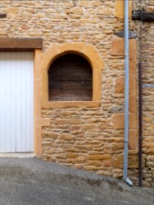 Jarnioux - Montée du Vintin - Fenêtre avec porte en bois
