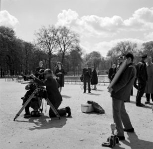 Japanse filmcrew in Le Jardin des Tuileries, Bestanddeelnr 254-0496
