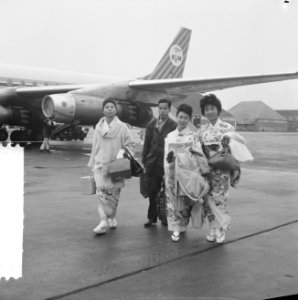 Japanse ambassadrices voor restaurant in Scheveningen, geposeerd op Schiphol, Bestanddeelnr 916-2011