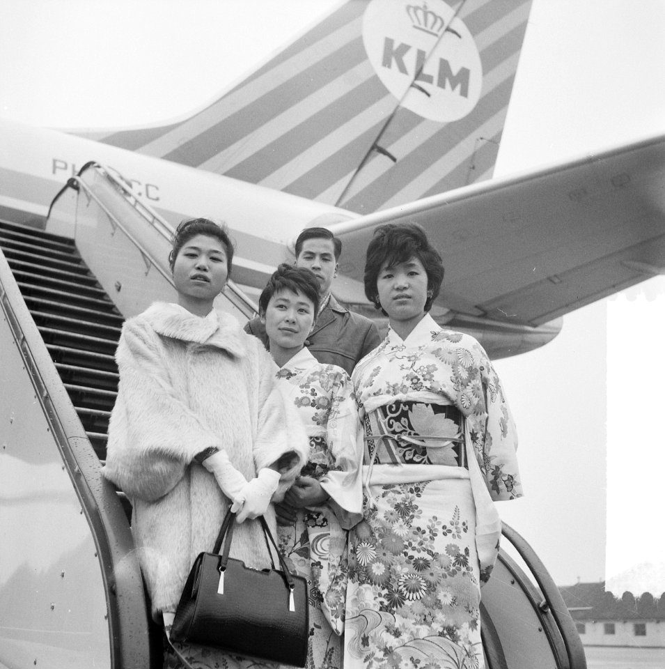 Japanse ambassadrices voor restaurant in Scheveningen, geposeerd op Schiphol, Bestanddeelnr 916-2010