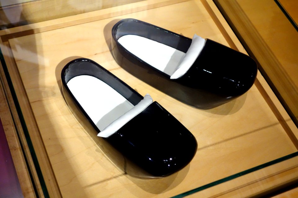 Japanese shoe for Shinto priest (asagutsu), Tokyo, 1984, paulownia wood with padding - Bata Shoe Museum - DSC00173