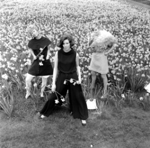 Jean Allen uit Engeland toonde nieuwe herfstmode in Hilton hotel. Buitenopname i, Bestanddeelnr 920-2290
