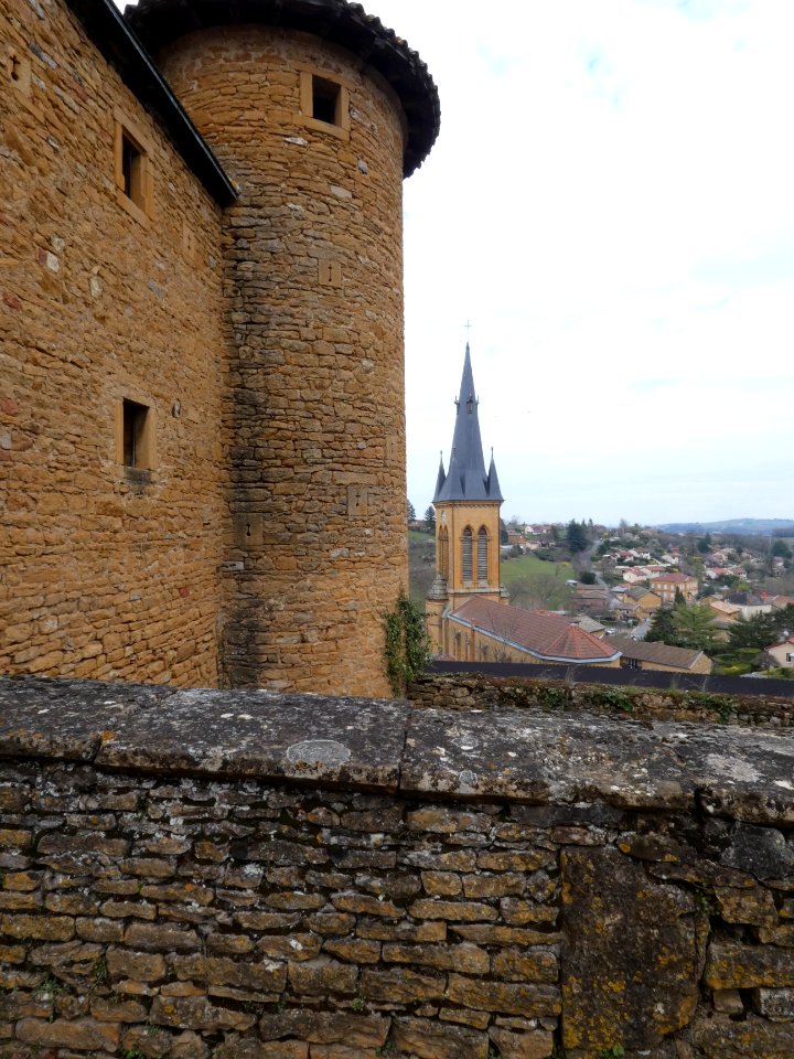 Jarnioux - Château - Vue sur l'église