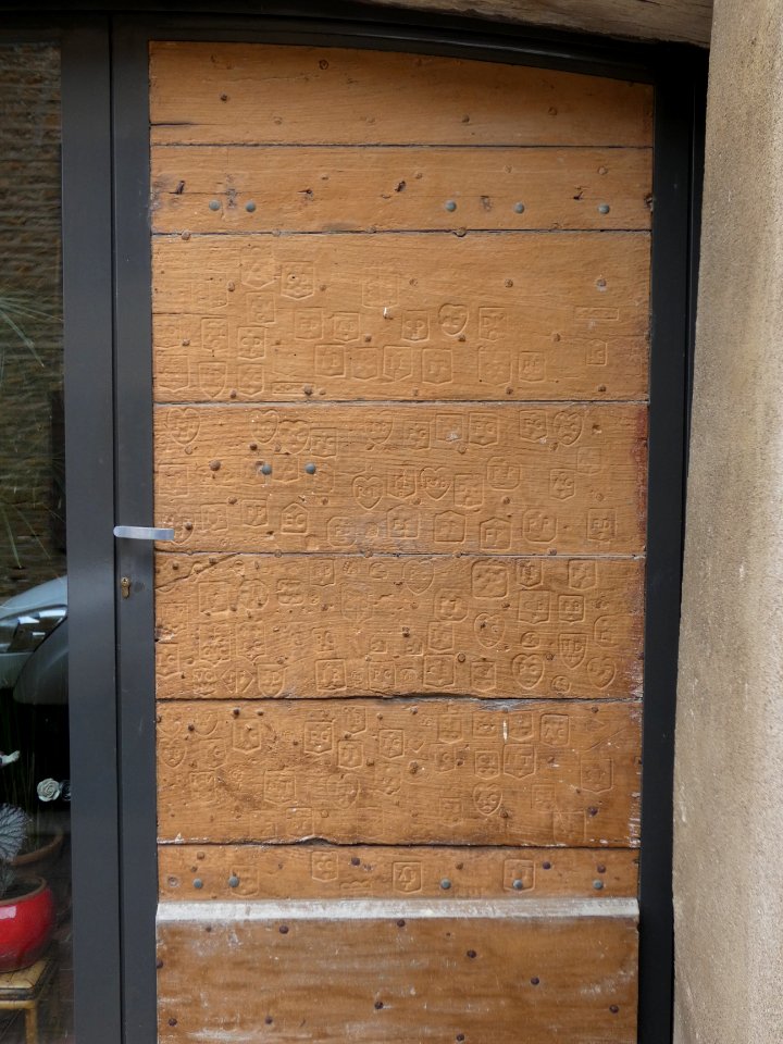Jarnioux - Rue de l'Ombre - Porte aux blasons au numéro 794