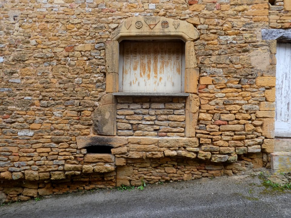 Jarnioux - Montée du Vintin - Fenêtre avec reliefs