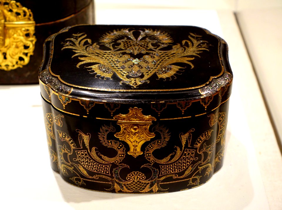 Japanned tobacco box with case, attributed to Johann Martin Heinrici, Germany, c. 1730, wood, imitation lacquer, mother-of-pearl, gilt copper, leather - Peabody Essex Museum - DSC07743