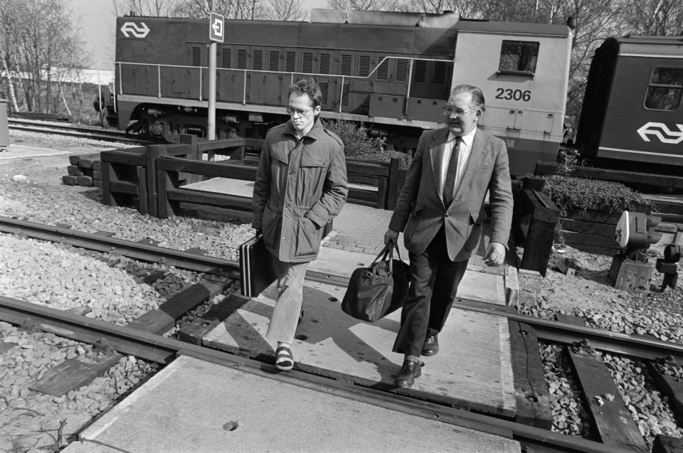 Jannes van der Wal bereidt zich in de trein van Groninge naar Nijverdal voor op , Bestanddeelnr 933-9595