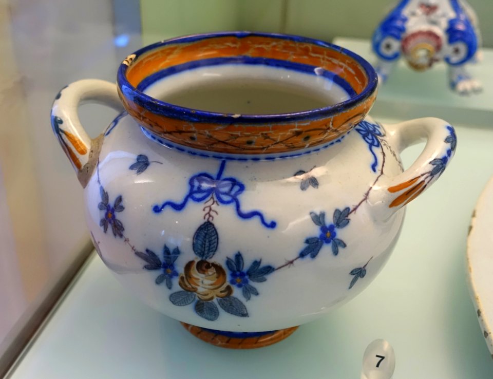 Jar, c. 1892-1908, faience - Fábrica de Carvalhinho - Museu Nacional de Soares dos Reis - Porto, Portugal - DSC00429