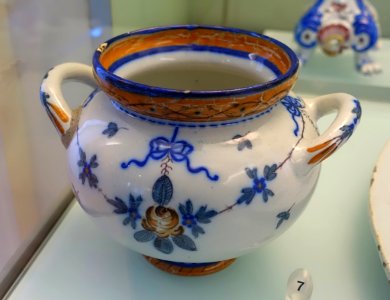 Jar, c. 1892-1908, faience - Fábrica de Carvalhinho - Museu Nacional de Soares dos Reis - Porto, Portugal - DSC00429
