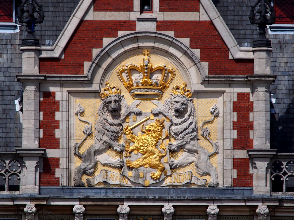 Je Maintiendrai, Gevelsteen op Centraal Station
