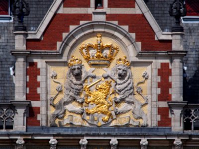 Je Maintiendrai, Gevelsteen op Centraal Station