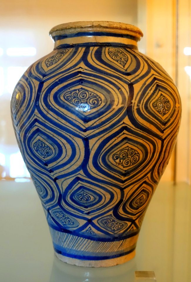 Jar, 1650-1700 AD, faience - Museu Nacional de Soares dos Reis - Porto, Portugal - DSC00345