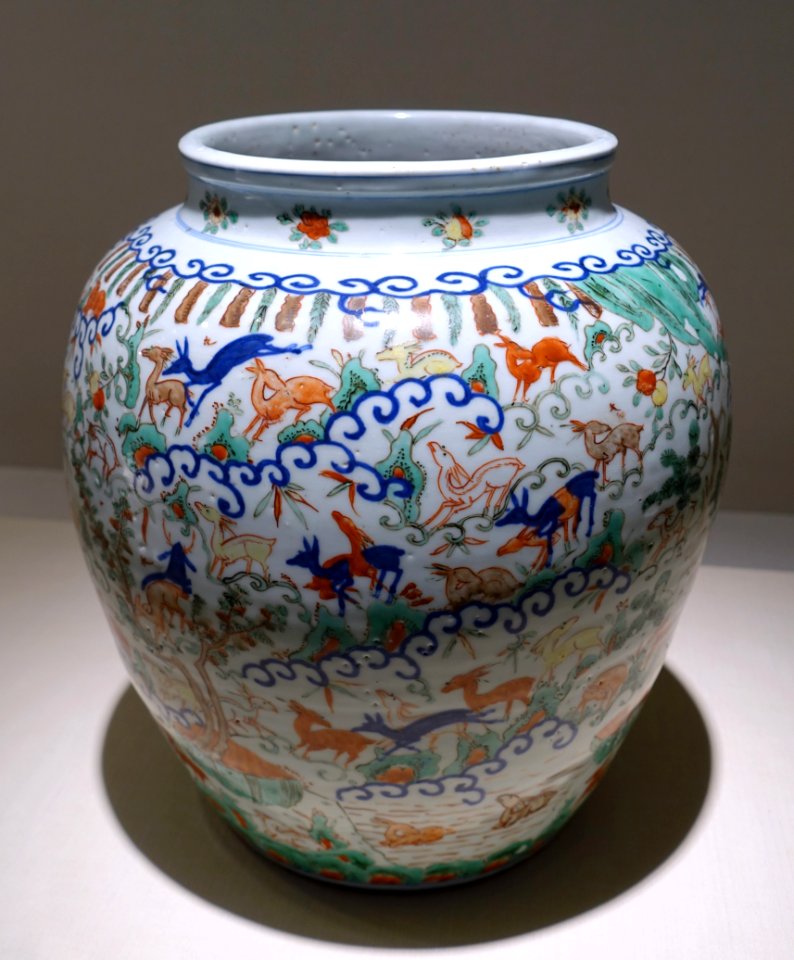 Jar with 'hundred deer' design, China, Jingdezhen kiln, Ming dynasty, Wanli mark, 1573-1620, overglaze enamels - Matsuoka Museum of Art - Tokyo, Japan - DSC07203
