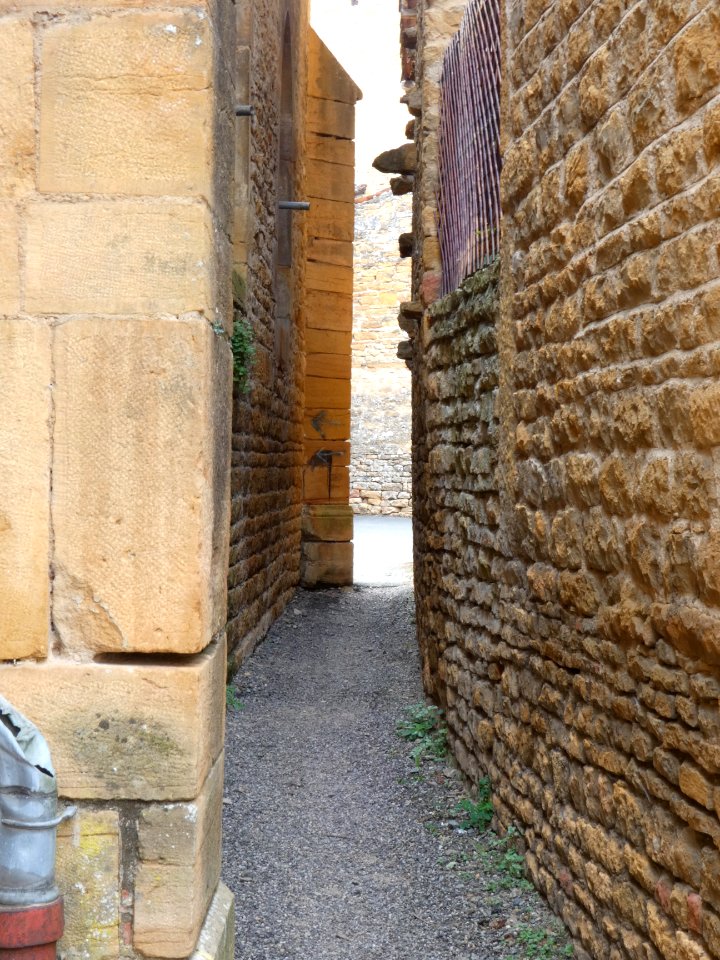 Jarnioux - Passage de la Chapelle - En allant vers la place de l'Ancienne Église