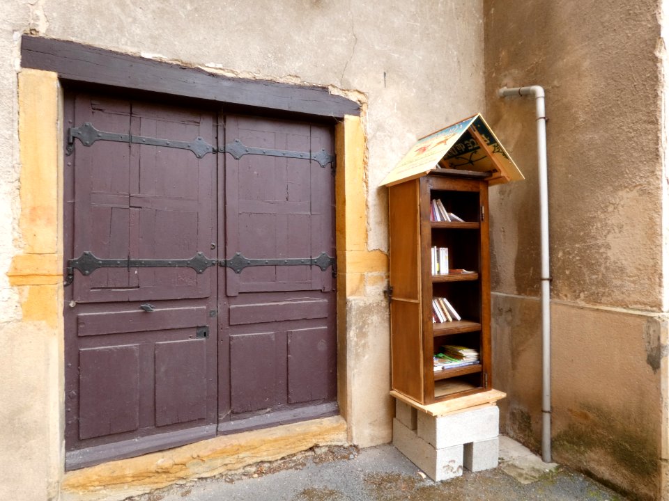 Jarnioux - Place de l'Ancienne Église - Boîte à livres