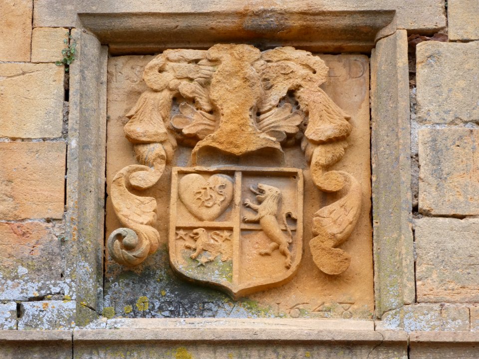 Jarnioux - Château - Blason au-dessus de la grande porte